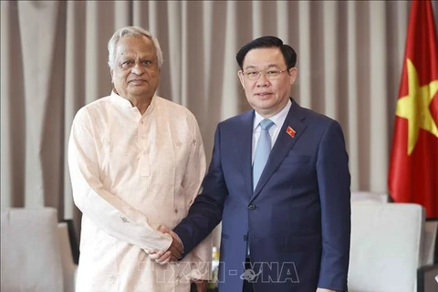 Председатель Национального собрания Выонг Динь Хюэ принял президента Рабочей партии Бангладеш Рашида Кхана Менона. (Фото: Доан Тан/ВИА)