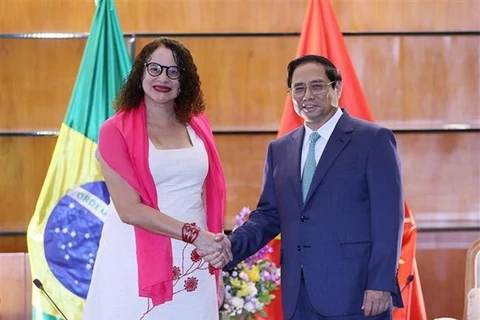 Премьер-министр Фам Минь Тьинь (справа) и председатель Коммунистической партии Бразилии Лусиана Сантос. (Фото: ВИA)