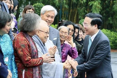 Президент встретился с представителями стипендиального фонда им. Вы А Зиня и клуба «ради любимых Хоангша и Чыонгша». (Фото: ВИА)