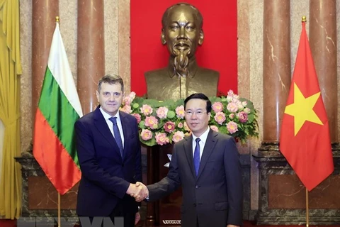 Президент Во Ван Тхыонг (справа) и посол Болгарии Павлин Тодоров. (Фото: ВИA)