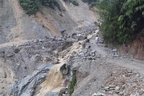 Межсельская бетонная дорога в общине Чаухой (уезд Куйяау) была разрушена внезапными наводнениями. (Фото: ВИА) 