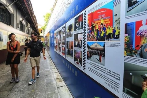 Иностранные туристы посещают памятник тюрьмы Хоало в Ханое. (Фото: ВИA) 