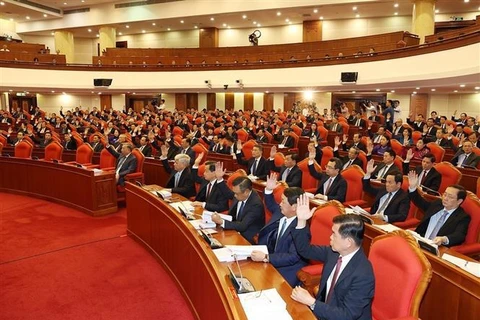 Делегаты голосованием утвердили программу 8-го Пленума ЦК КПВ 13-го созыва. (Фото: Чи Зунг/ВИА)