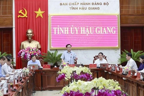 Председатель НС Выонг Динь Хюэ выступает на рабочем заседании Постоянного бюро парткома Хаужанг 10 октября. (Фото: ВИА)
