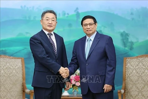 Премьер-министр Фам Минь Тьинь (справа) и вице-президент и генеральный директор корпорации Amkor Technology Чжи Ронг-Рип (Фото: ВИA)