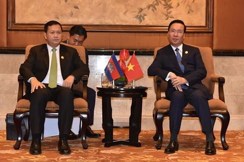 Президент Во Ван Тхыонг (справа) принимает премьер-министра Камбоджи Хун Мане. (Фото: ВИА)