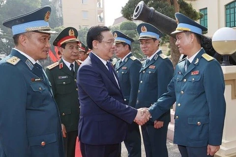  Председатель Национального собрания (НС) Выонг Динь Хюэ приветствует вклад Военно-воздушных сил (ВВС) в дело строительства и обороны страны. (Фото: ВИA) 
