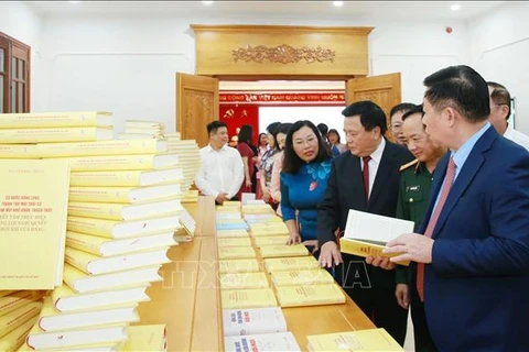 Руководители и делегаты посещают презентацию книги. (Фото: Фыонг Хоа/ВИА)