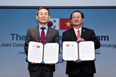 Министр науки и технологий Вьетнама Хиюнь Тхань Дат (справа) и министр науки и ИКТ Кореи Ли Чжон Хо (Фото: ВИA)