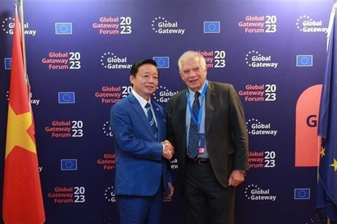 Вице-премьер Чан Хонг Ха (слева) и Верховный представитель ЕС по иностранным делам и политике безопасности Жозеп Боррель (Фото: ВИA)