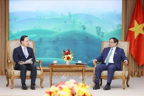 Премьер-министр Фам Минь Тьинь (справа) и финансовый директор Samsung Group Пак Харк Кю (Фото: ВИA)