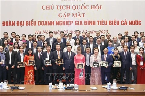 Председатель Национального собрания Вуонг Динь Хюэ (справа) проведет встречу с представителями выдающихся семейных предприятий по всей стране 3 ноября в Ханое. (Фото: ВИA)
