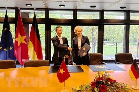 Соглашение подписали доктор Фам Хоанг Май, директор Департамента внешнеэкономических связей Министерства планирования и инвестиций, и г-жа Гизела Хаммершмидт, Уполномоченный по странам Азии в Федеральном министерстве экономического сотрудничества и развит