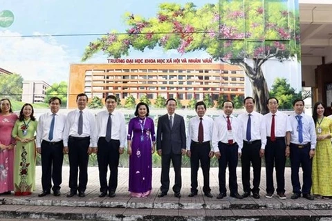 Президент Во Ван Тхыонг (7-й слева) на групповой фотографии с преподавателями Университета социальных и гуманитарных наук (HCMUSSH) при Вьетнамском национальном университете Хошимина (VNUHCM) (Фото: ВИA)
