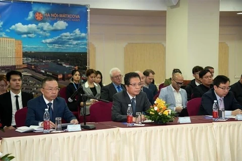 Посол Вьетнама в России Данг Минь Кхой (в центре) и делегаты на семинаре. (Фото: ВИА)