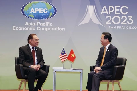 Президент Вьетнама Во Ван Тхуонг (справа) встретился с премьер-министром Малайзии Анваром Ибрагимом в Сан-Франциско, США, утром 16 ноября (по местному времени) (Фото: ВИA) 