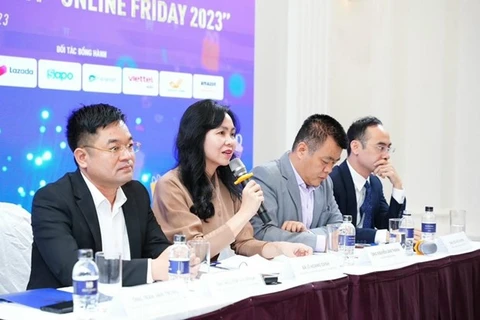 На пресс-конференции выступила Ле Хоанг Оань, директор Вьетнамского агентства электронной коммерции и цифровых технологий при Министерстве промышленности и торговли (вторая слева). (Фото: ВИА)