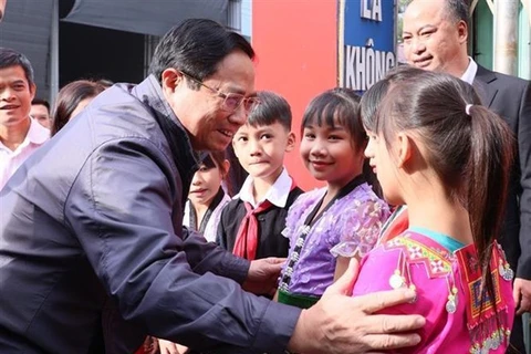 Премьер-министр Фам Минь Тьинь посетил учителей и учеников начальной школы для этнических меньшинств Патан общины Патан уезда Шинхо. (Фото: ВИA)