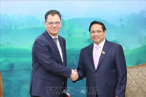 Премьер-министр Фам Минь Тьинь (справа) и министр экономики, предпринимательства и туризма Румынии Штефан-Раду Опреа на мероприятии (Фото: ВИA)