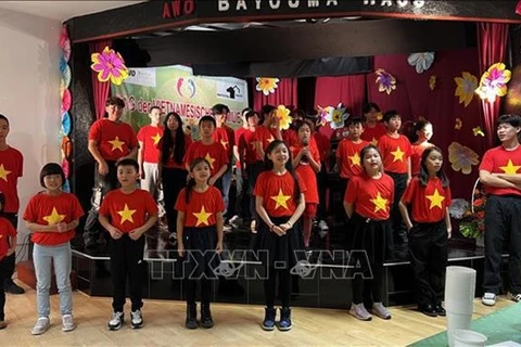 Выступление вьетнамских детей на торжественном мероприятии школы вьетнамского языка AWO. (Фото: ВИА)