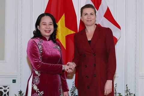Премьер-министр Дании Метте Фредериксен (справа) приветствует вице-президента Вьетнама Во Тхи Ань Суана в Копенгагене 21 ноября. (Фото: ВИA)