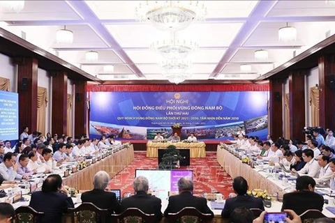 Премьер-министр Фам Минь Тьинь председательствует на конференции. (Фото: ВИA)