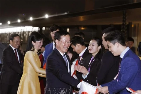 Президента Во Ван Тхыонга и его супругу встречают в международном аэропорту Ханэда. (Фото: ВИA)