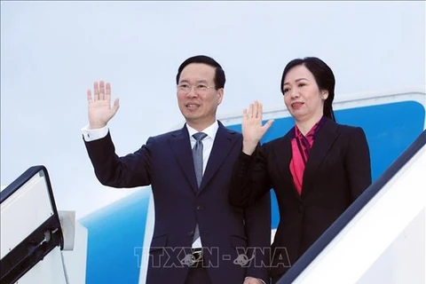 Президент Во Ван Тхыонг с супругой в международном аэропорту Фукуока 30 ноября перед вылетом из Японии во Вьетнам (Фото: ВИA).