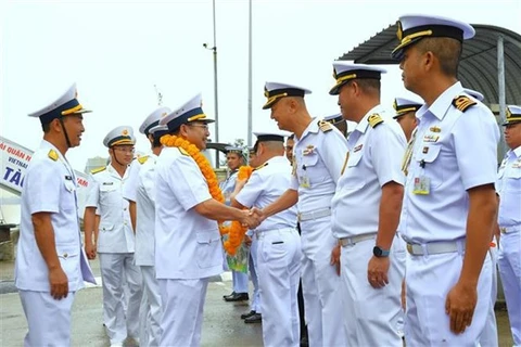 Представители ВМС Вьетнама и Таиланда на церемонии встречи в таиландском порту Сонгкхла. (Фото: ВИA)