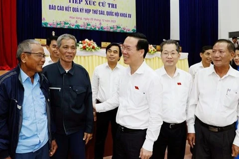Президент Во Ван Тхыонг (третий справа) встречается с избирателями в центральном городе Дананг 5 декабря 2023 года. (Фото: ВИA)