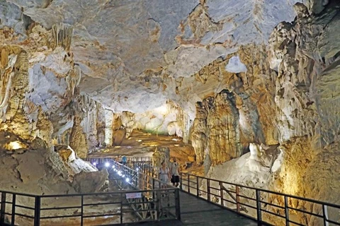 Посетители пещеры Тхиен Дыонг (Райская) в национальном парке Фонгня - Кебанг (Фото: ВИA) 