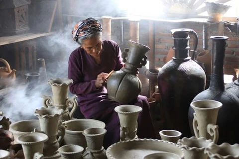 Гончарные изделия народности чам изготавливаются женщинами. (Фото: ВИА) 