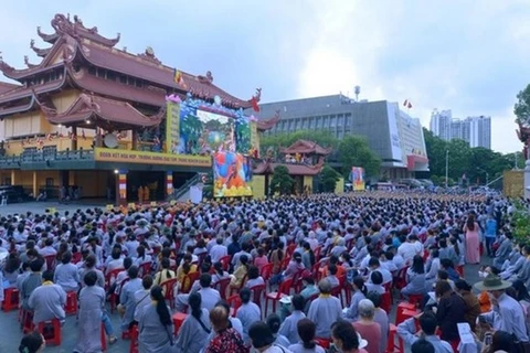Буддийские сановники и последователи участвуют в церемонии по случаю дня рождения Будды в пагоде Вьетнам Куокты в Хошимине (Фото: ВИA)