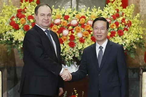 Президент Во Ван Тхыонг (справа) принимает премьер-министра Беларуси Романа Головченко в Ханое 8 декабря. (Фото: ВИA)