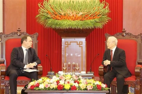 Генеральный секретарь ЦК КПВ Нгуен Фу Чонг (справа) и премьер-министр Беларуси Роман Головченко на встрече в Ханое 8 декабря (Фото: ВИA)