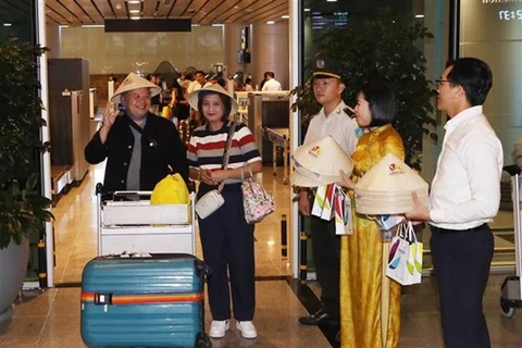 Филиппинских гостей встречают в международном аэропорту Дананг. (Фото: ВИА) 