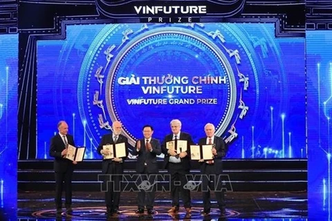 Председатель Национального собрания Вьетнама Выонг Динь Хюэ (в центре) вручает лауреатам премии VinFuture Prize 2022. (Фото: ВИA)