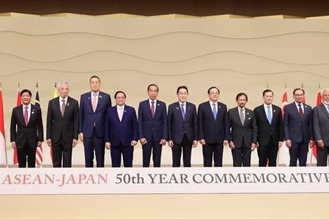 Премьер-министр Японии Кисида Фумио и главы делегаций стран АСЕАН на юбилейном саммите, посвященном 50-летию дружбы и сотрудничества между АСЕАН и Японией (Фото: ВИA)
