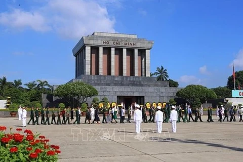 Делегации выстраиваются в очередь, чтобы отдать дань уважения президенту Хо Ши Мину у его мавзолея в Ханое. (Фото: ВИA)