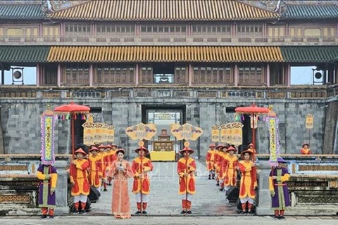 Провинция дебютирует на фестивале Хюэ в 2024 году, проведя церемонию вручения королевского календаря Баншок. (Фото: ВИA)