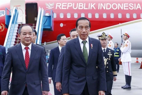 Президент Индонезии Джоко Видодо (справа) и сопровождающие его лица прибыли в Ханой 11 января днем, начав трехдневный государственный визит во Вьетнам. (Фото: ВИA)