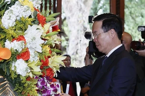 Президент Во Ван Тхыонг возлагает цветы в память о президенте Хо Ши Мине. (Фото: ВИА) 
