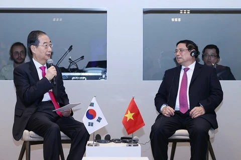 Премьер-министр Фам Мин Чинь и его коллега из Республики Корея Хан Док Су встречаются в Давосе 16 января. (Фото: ВИA)