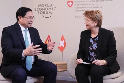 Премьер-министр Фам Минь Тьинь встречается с президентом Швейцарии Виолой Амхердом. (Фото: ВИA)