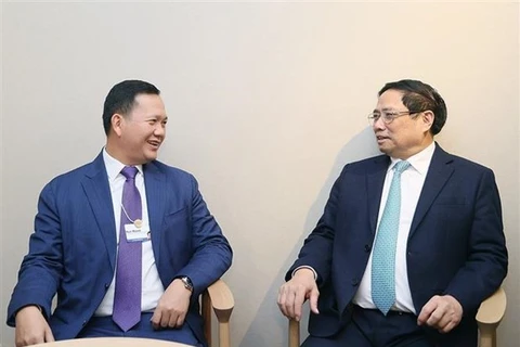 Премьер-министр Фам Минь Тьинь (справа) встречается с премьер-министром Камбоджи Хун Манетом в Давосе, Швейцария, 17 января (по местному времени) (Фото: ВИA)