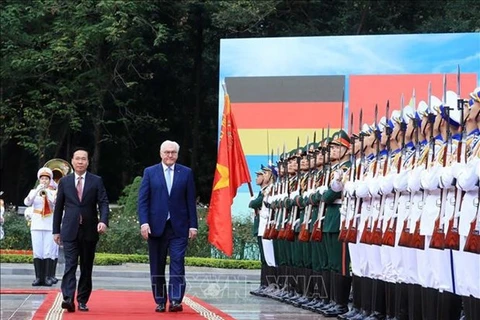 Президент Во Ван Тхыонг (слева) и президент Германии Франк-Вальтер Штайнмайер на церемонии приветствия в Ханое 23 января. (Фото: ВИA)