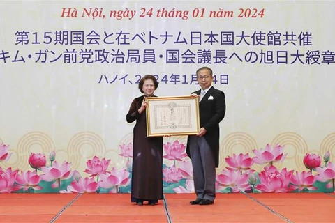 Посол Японии во Вьетнаме Ямада Такио вручает Орден Восходящего солнца первой степени «Большой крест» бывшему председателю Национального собрания Вьетнама Нгуен Тхи Ким Нган. (Фото: ВИА) 