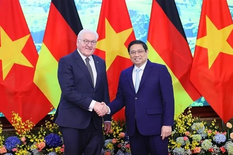 Премьер-министр Фам Минь Тьинь (справа) приветствует президента Германии Франка-Вальтера Штайнмайера в Ханое 24 января (Фото: ВИA)