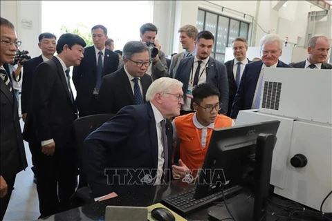 Президент Германии Франк-Вальтер Штайнмайер посещает Вьетнамско-немецкий университет - "проект-маяк" для тесных отношений между двумя странами. (Фото: ВИA)