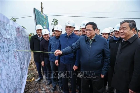 Премьер-министр Фам Минь Тьинь проверил проект строительства линии электропередачи 500 кВ из Куангчать (провинция Куангбинь) до Фоной (Хынгйен). (Фото: ВИА)